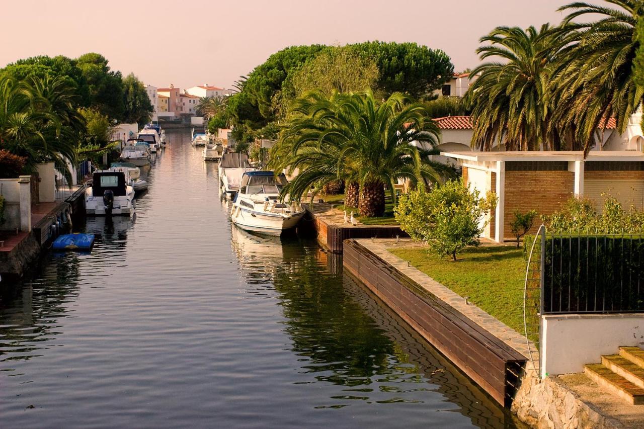 Hotel Castell Blanc Empuriabrava Exterior foto